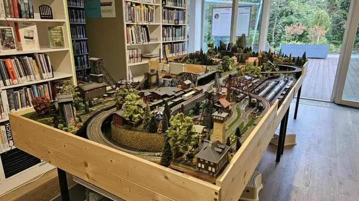 Modelové kolejiště s nádražím, mosty a krajinou – modelářský kroužek DOPka
