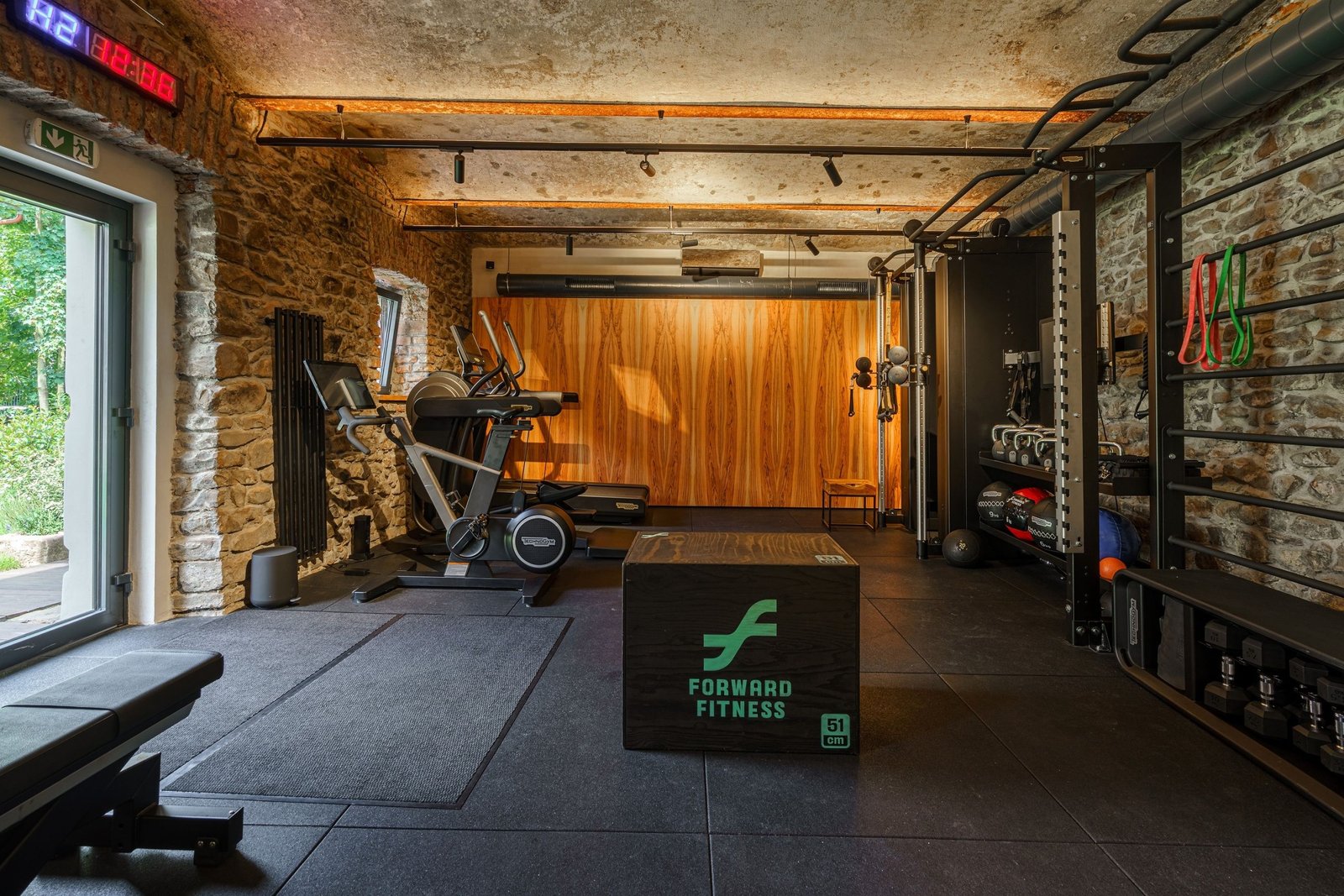 Komorní fitness Corso v historickém kamenném interiéru