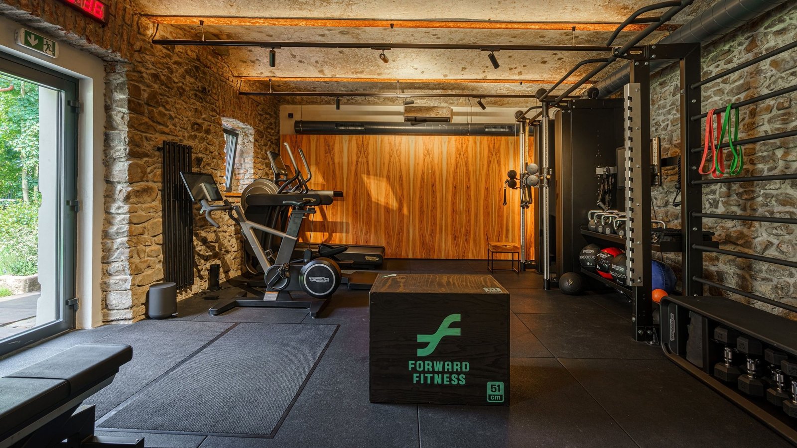Fitness Corso v kamenném interiéru