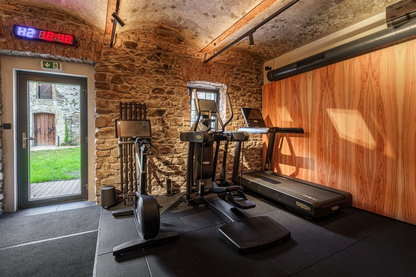 Kardio zóna fitness Corso s výhledem do zahrady