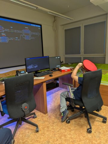 Účastníci železničního kroužku při práci se simulátory a železniční technikou