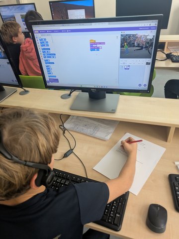 Dítě pracuje na projektu ve Scratchi