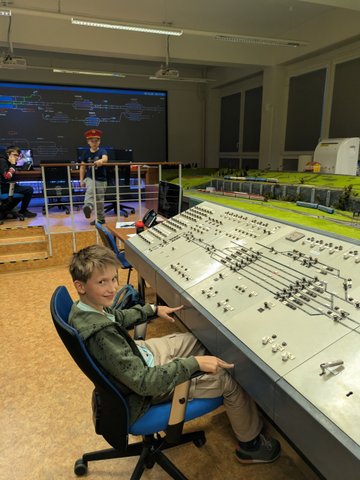 Účastníci železničního kroužku při práci se simulátory a železniční technikou