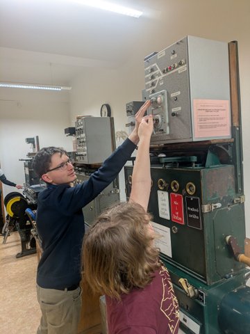 Účastníci železničního kroužku při práci se simulátory a železniční technikou