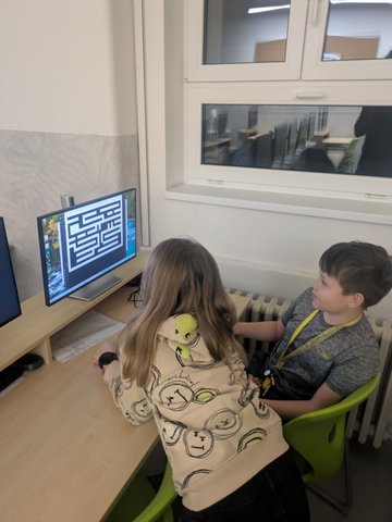 Děti vytvářejí bludiště na počítači