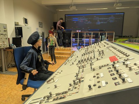Účastníci železničního kroužku při práci se simulátory a železniční technikou