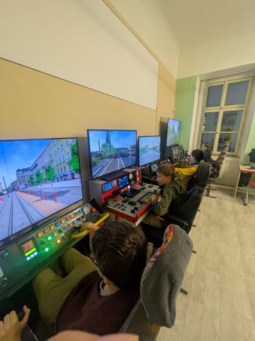 Účastníci železničního kroužku při práci se simulátory a železniční technikou