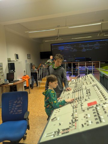 Účastníci železničního kroužku při práci se simulátory a železniční technikou