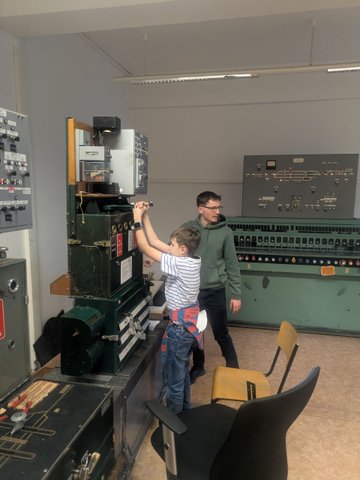 Účastníci železničního kroužku při práci se simulátory a železniční technikou
