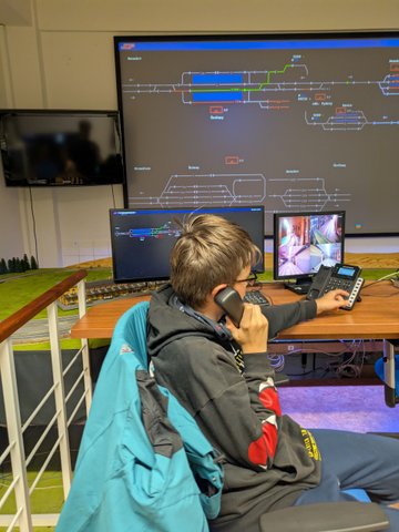 Účastníci železničního kroužku při práci se simulátory a železniční technikou