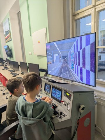 Účastníci železničního kroužku při práci se simulátory a železniční technikou