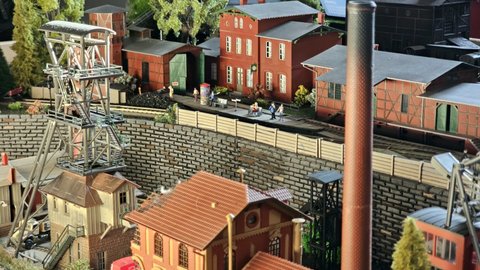 Modelové průmyslové budovy, nádraží a vysoký komín
