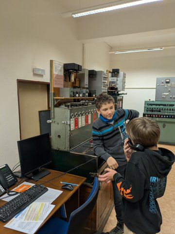 Účastníci železničního kroužku při práci se simulátory a železniční technikou