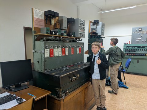 Účastníci železničního kroužku při práci se simulátory a železniční technikou