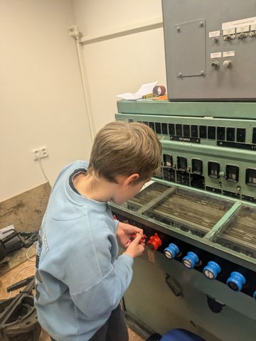 Účastníci železničního kroužku při práci se simulátory a železniční technikou