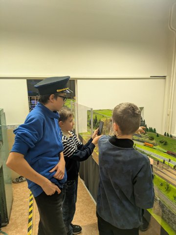 Účastníci železničního kroužku při práci se simulátory a železniční technikou