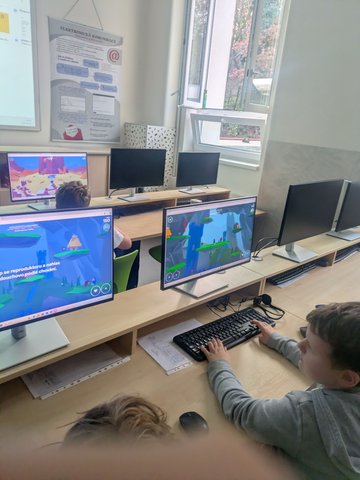Děti řeší výukové úlohy na počítačích