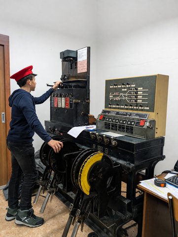 Dítě pracuje s historickým železničním zabezpečovacím zařízením