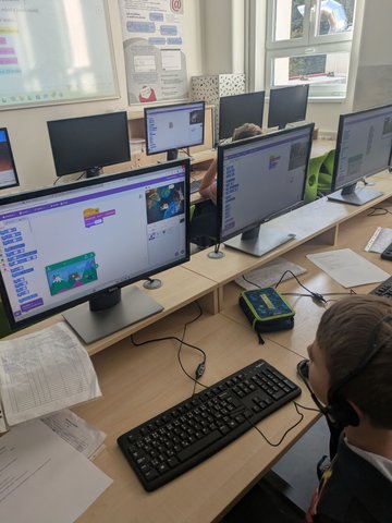 Děti pracují na projektech ve Scratchi