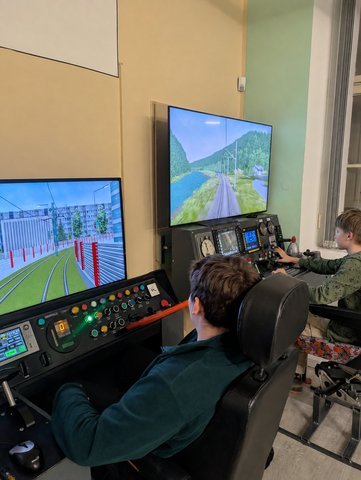 Děti procvičují jízdu na vlakových simulátorech