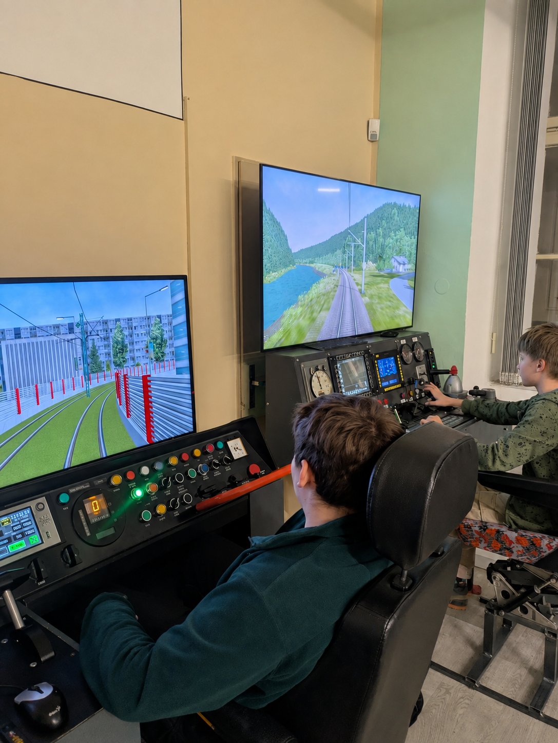 Děti procvičují jízdu na vlakových simulátorech