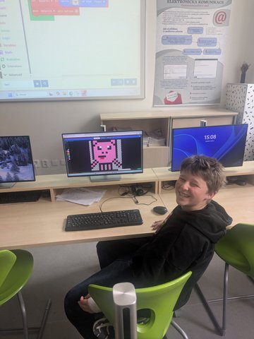 Dítě vytváří pixelový obrázek na počítači