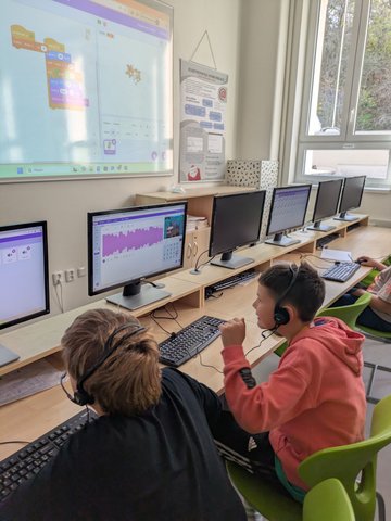 Děti programují zvukový projekt ve Scratchi