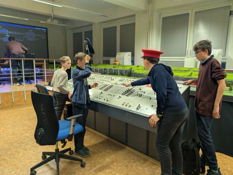 Účastníci železničního kroužku při práci se simulátory a železniční technikou