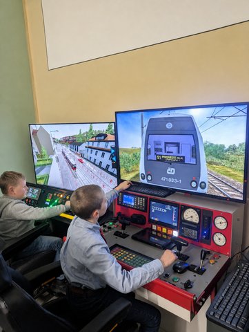 Děti ovládají vlakové simulátory
