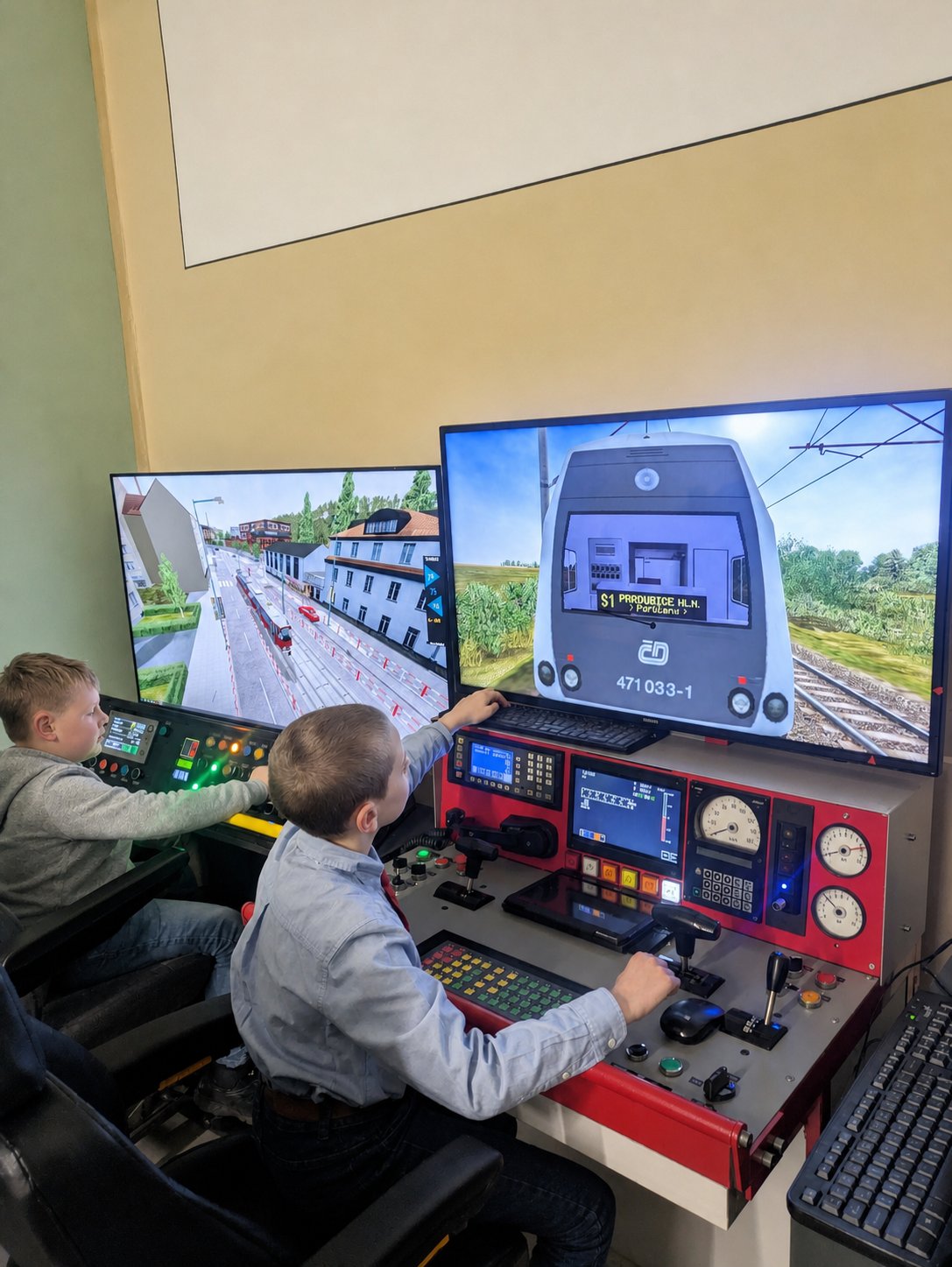 Děti ovládají vlakové simulátory