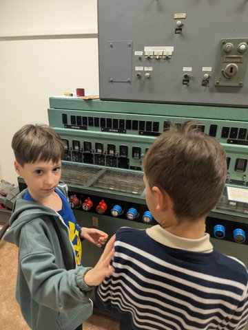 Účastníci železničního kroužku při práci se simulátory a železniční technikou
