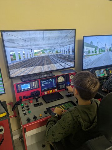 Účastníci železničního kroužku při práci se simulátory a železniční technikou