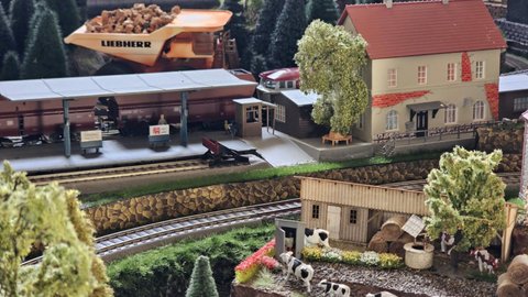 Model nádraží a venkovské krajiny s hospodářskými zvířaty